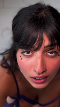 Aaliyah succhia un cazzo e si fa sborrare sulle tette