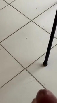 Fotograf wartete auf das nächste Model und beschloss, eines mitten im Studio zu treffen