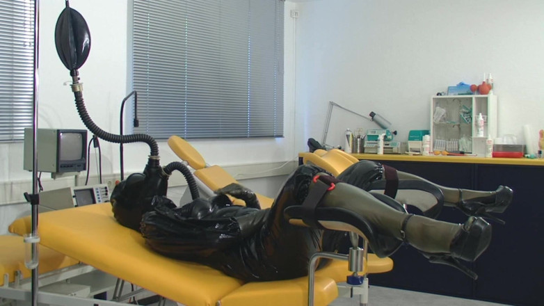 Rubber & Clinic Studio - 1ATOYS: Dziwaczna gumowa masturbacja z sikaczem