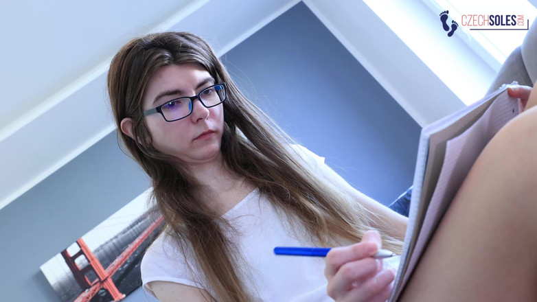 Czech Soles - foot fetish content: İşe yaramaz işçi patronunun kokmuş külotlu çorapını koklamalı