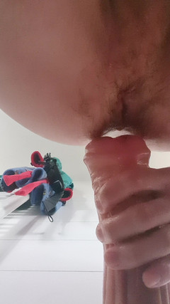 Bigdildo-Boy69: Un dildo enorme nel mio culo peloso