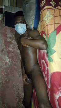 Hombre Negro Africano Mostrando Sus Habilidades De Cama