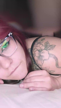 Förräderi i telefonen! Cuckold-maken svarar i telefonen medan jag ger hennes fitta till den busiga