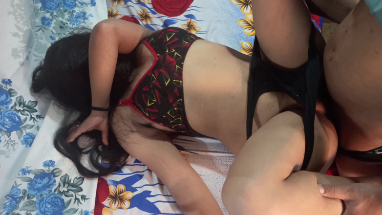 Namita: 青少年岁多汁的印度女孩喜欢重口味操逼，射在阴户里