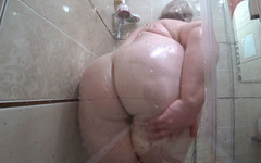 Milf Big Tits: La cámara está mirando a una milf gordita madura en...