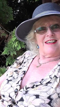 Auntjudys - owłosiona dojrzała GILF pani Claire ssie twojego kutasa w ogrodzie (POV)