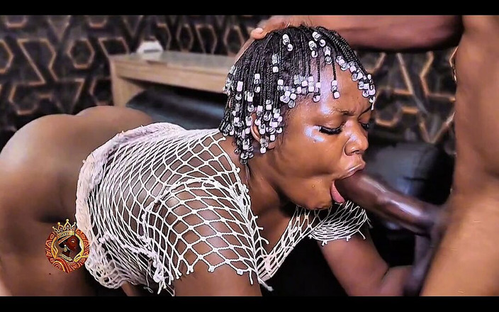 Africankween: Shuga Squirta Macinando Un Lungo Cazzo