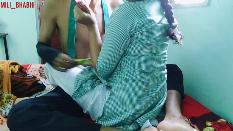 Mili bhabi: Mała indyjska 18-letnia uczennica piętrowe jej klasy, aby dać dziewictwo swojemu...