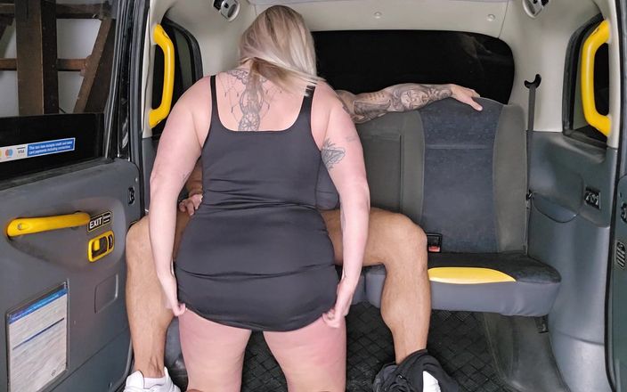 April Velvet: Sexo en taxi con una enorme polla gorda!