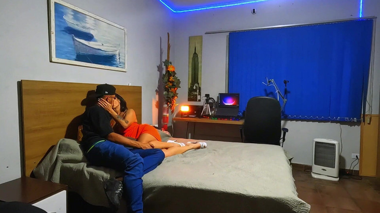 NatzinhaMorena: 부엌에서 그녀가 냉장고에 기대어 더 달라고 요청한다