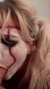 Kåt clown suger &fotmjölkar varje droppe sperma