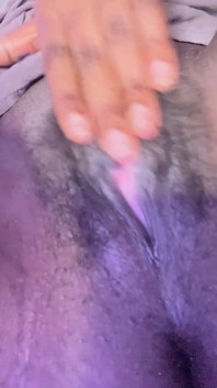 Alliyah Alecia, chatte noire crémeuse - doigtage en solo, twerk solo, masturbation en solo