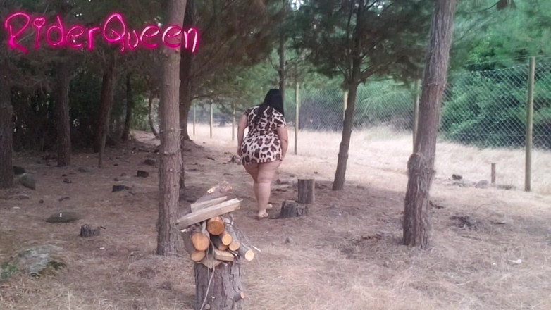 Riderqueen BBW Step Mom Latina Ebony: Recoping Woods セクシーな継母の屋外