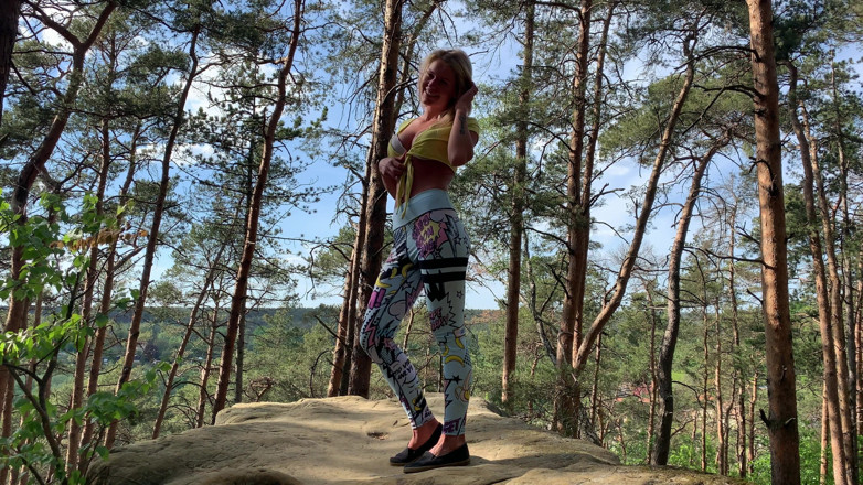 Claudia Macc: Pisse dans la nature