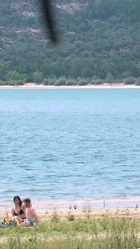 Grande cubana peituda Amanda Luxor pega um cara e fode ele para nós no Lago