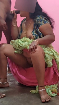 Tatie était assise et mangeait jusqu'à ce que ses cuisses soient visibles. J'ai été émotif en la voyant. J'ai fait un creampie et j'ai couché avec elle.