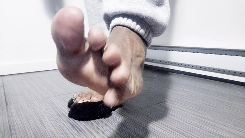 Soft Soleman: 나는 플러시, 맨발로 놀아 (2025)