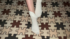 Gloria Gimson: Fata se joacă cu picioarele în șosete albe din bumbac