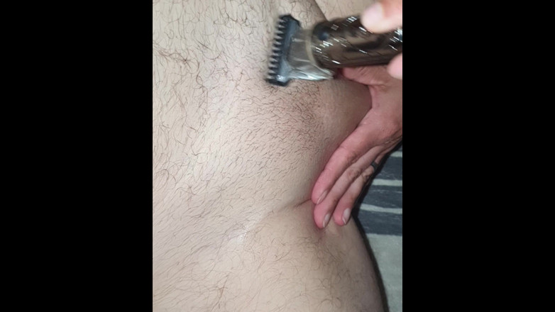 HugosIlse69: Mijn stiefzus scheert voor het eerst een penis