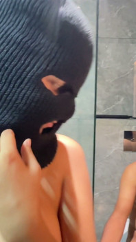 Muslimská vdaná přítelkyně na podlaze koupelny v hotelu