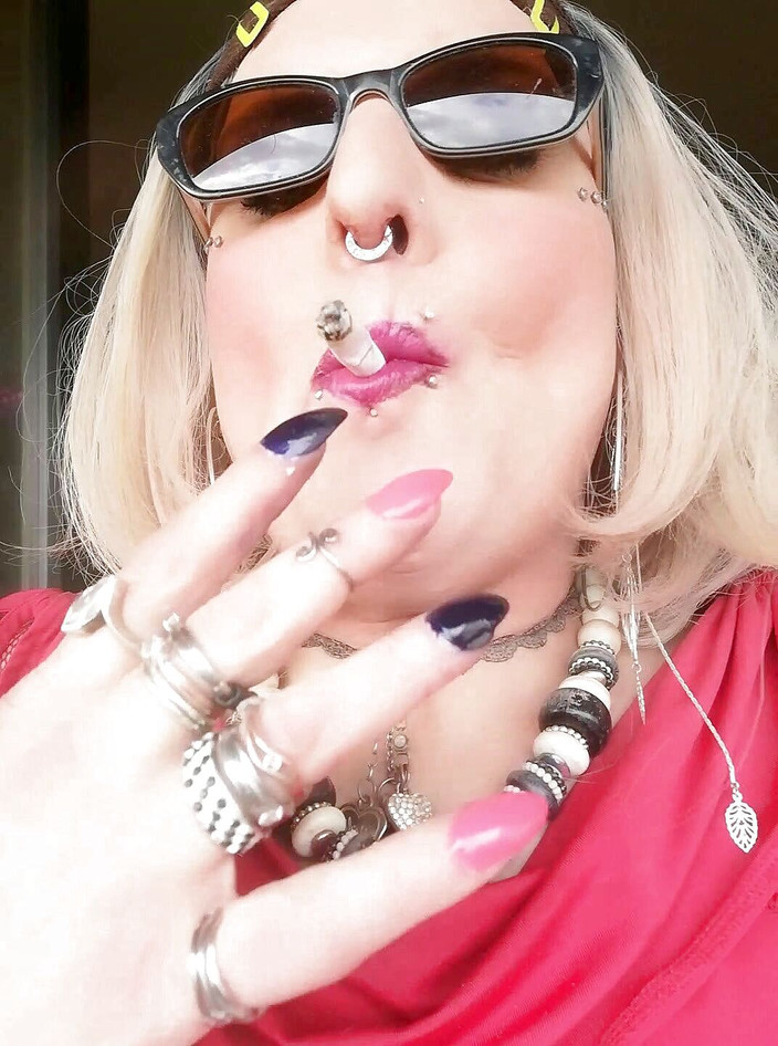 Stefanie Laveire: Stefanie si cewek rambut pirang lagi asik merokok 3