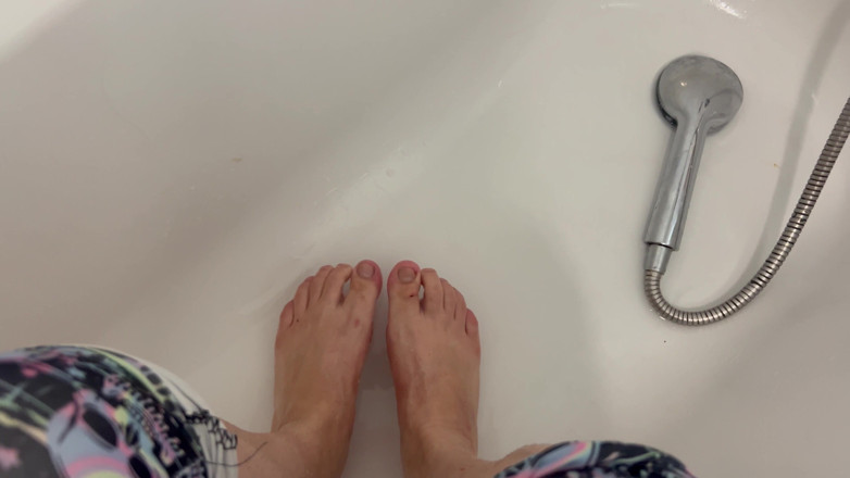 EeveeXo: Lavano i miei piedi sudati dopo aver corso