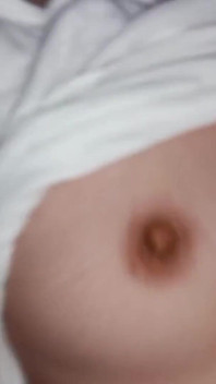 Sexy nevinná teenagerka dostane její mokrou kundičku vyprstěnou nevlastním bratrem - domácí amatérské POV
