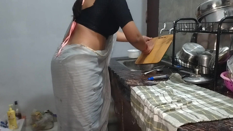 Hotty_ragini: Când servitoarea a cerut o majorare de salariu, angajatorul a...