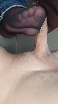 Nach dem Job Noch Ein Nylon footjob v džínách