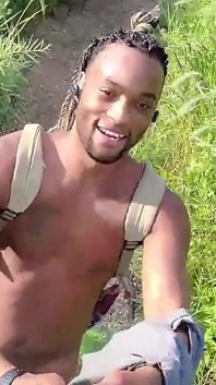 Kennie Jai se promène à poil dans le parc au bord de la rivière !