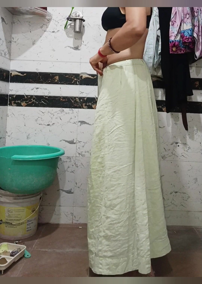 Priya hot 77: Priya Bhabi Nice Body Show