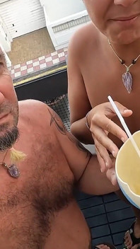 Abbiamo provato la nostra piscio con la cannuccia di un guscio d'uovo di struzzo
