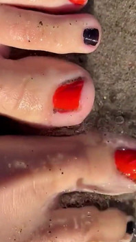 Miaxxx pieds nus