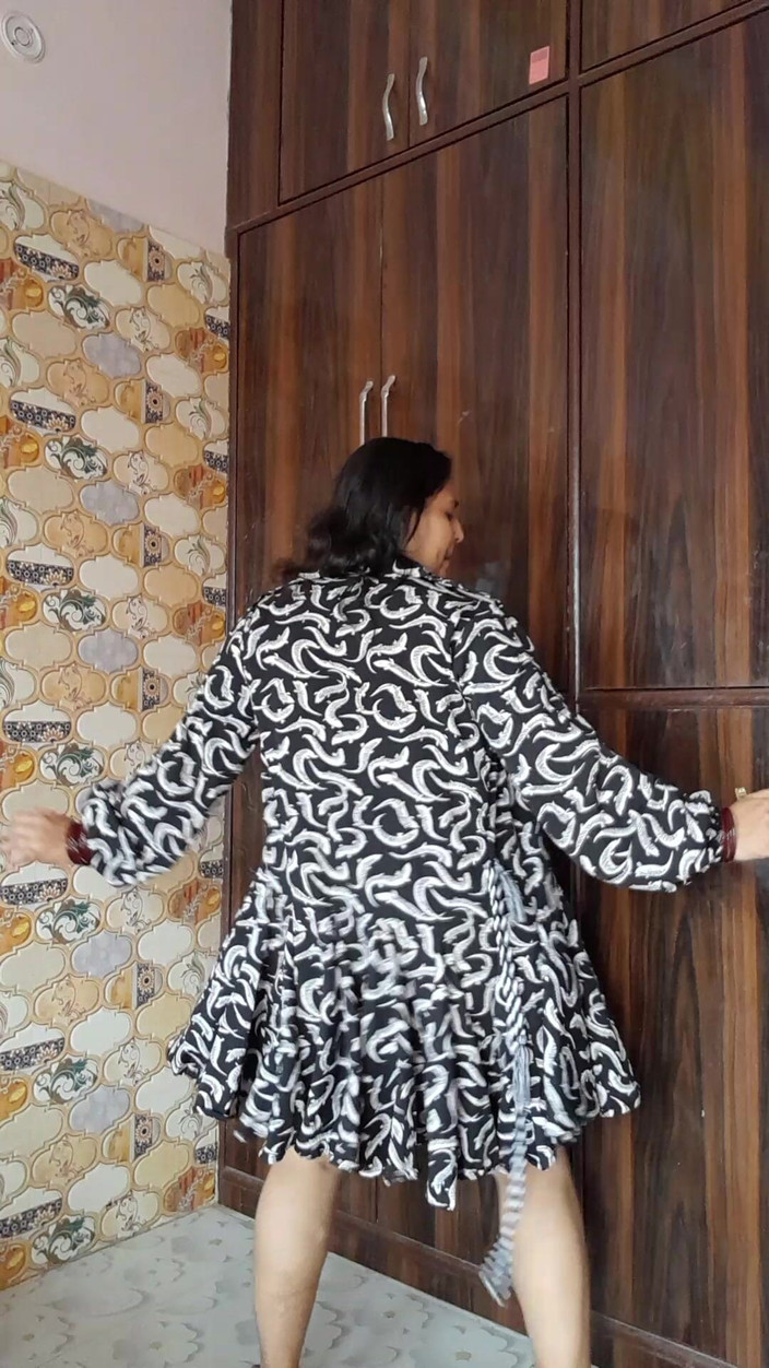 Puja555: Puja india bailando