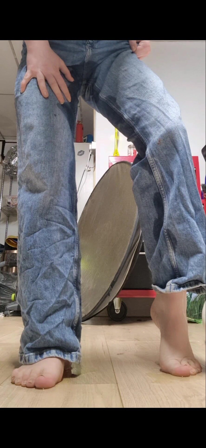 Lillia Cena: キルトにおしっこ、ゴミ箱に、ジーンズに、床のパンティに - 3本の動画