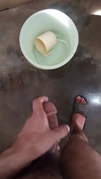 Người đàn ông có lông tập thể dục sục con cặc khổng lồ cho đến khi anh ta bắn tinh