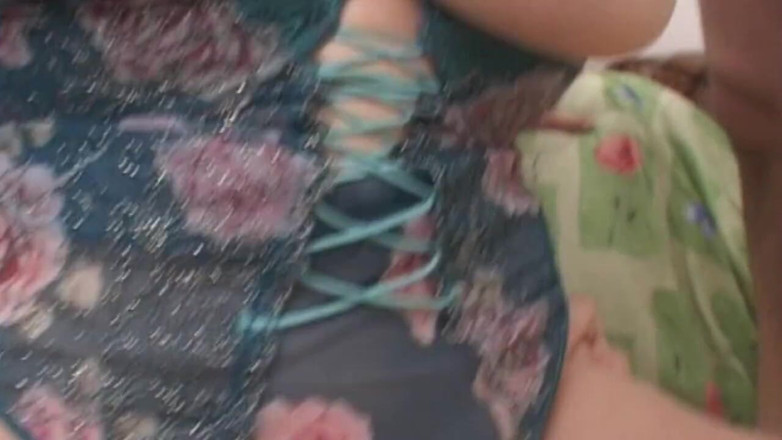 Real Home Made: Italiana morena milf gangbanged por un grupo de chicos sucios