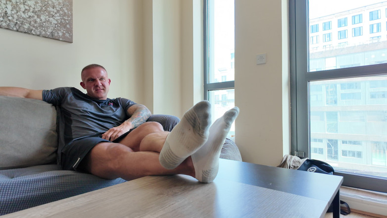 Troy White UK: Uctívání nohou na rovném svalovém kusu