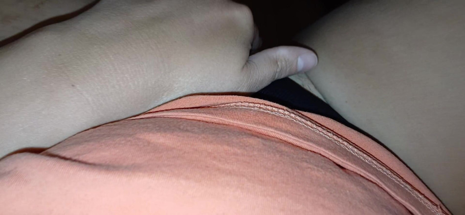 Lesbian-candys: Tajně masturbujeme v noci, aby nás naši rodiče nechytili