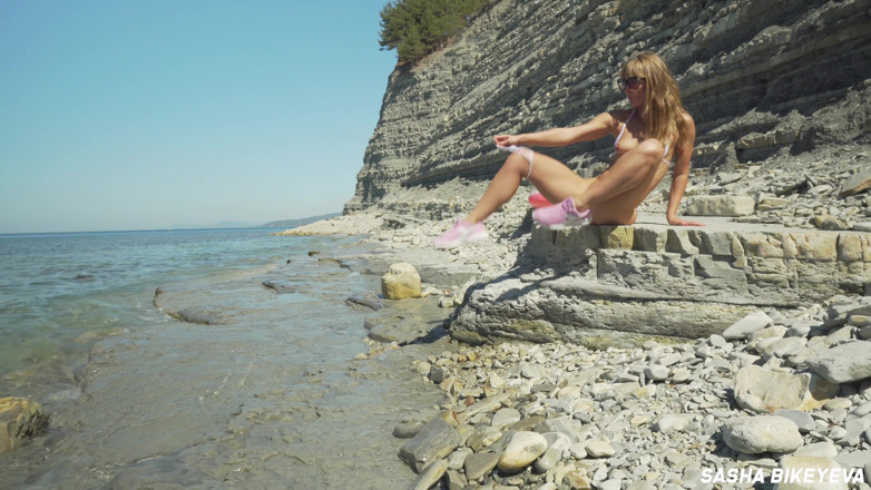 Sasha Bikeyeva: Impressionante menina nudista pervertida em óculos de sol chupa e cavalga...