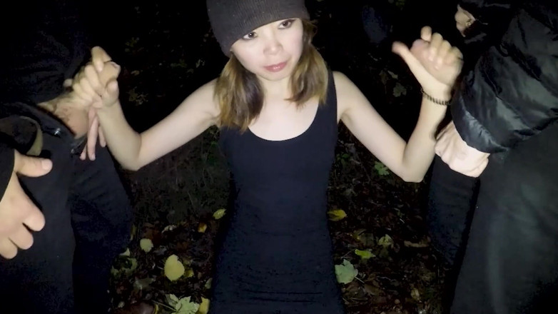 Petite Asian hefburg: Japonský teenager bude tajně kouřit v noci