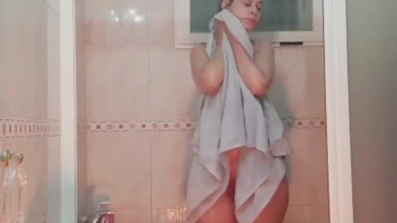 Holycandy: 샤워하는 여친