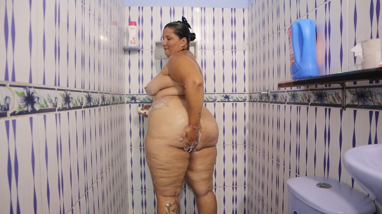 Lexly_16: 微胖女孩洗澡，为她的情人展示她所有的阴户和奶子