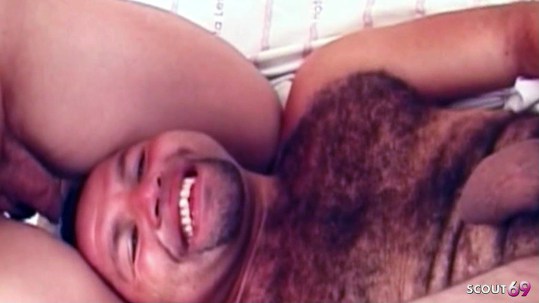 Shemale TS Collection: Cara extremamente peludo recebe anal fodido em um trio com...