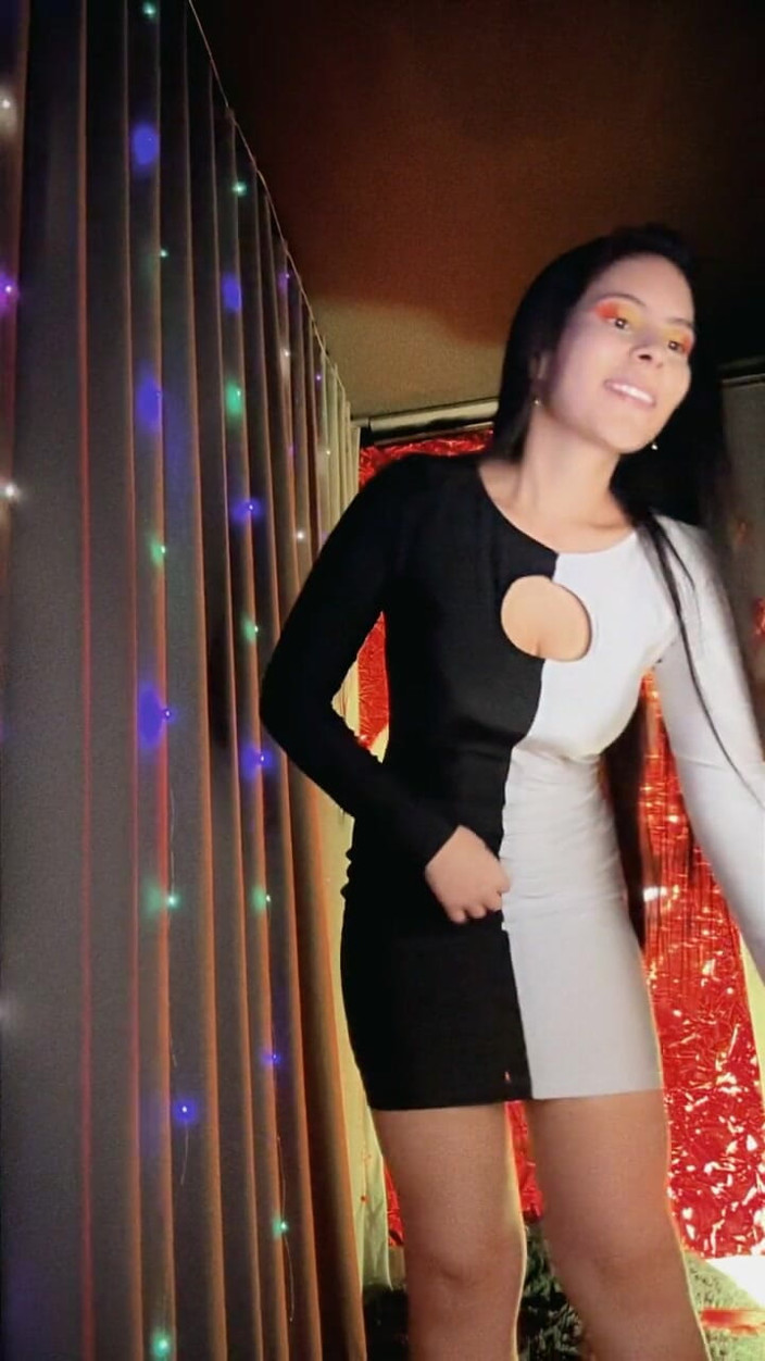 Vika_Sexting: Vika Sexting крадет экран соблазнительным платьем