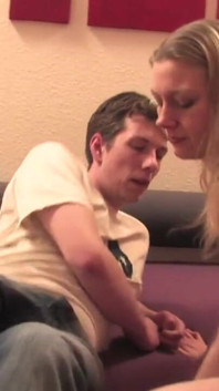 Une nana blonde se fait sodomiser et éjaculer dessus
