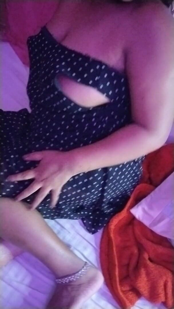 HotGirl21: Горячая девушка дези показывает здесь тело в черной одежде.