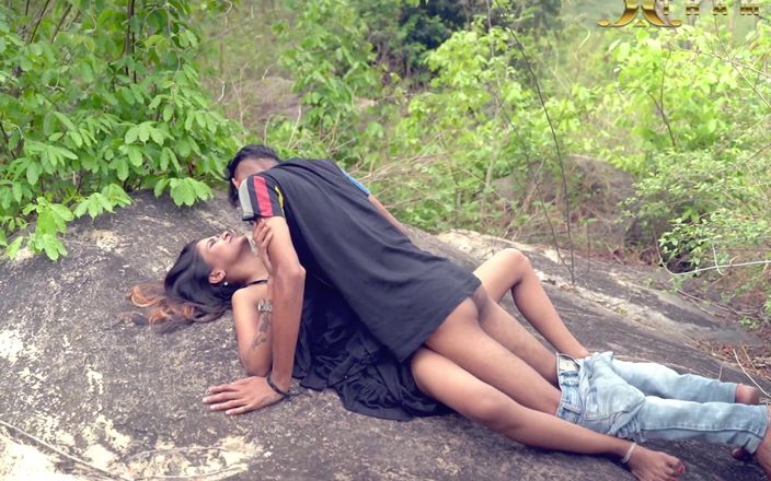 Xtramood: Сексуальный секс дези в джунглях милой пары, хардкорный секс дези
