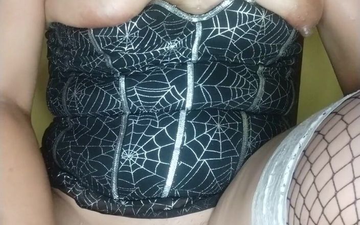 Carla Villalobos: ムラムラしたガールフレンドは、恋人のために彼女のお尻にアナルプラグを貼り付けます