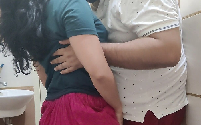 SanaThomas: Flexibles desi indisches zimmermädchen wird vom Meister im badezimmer gefilmt...